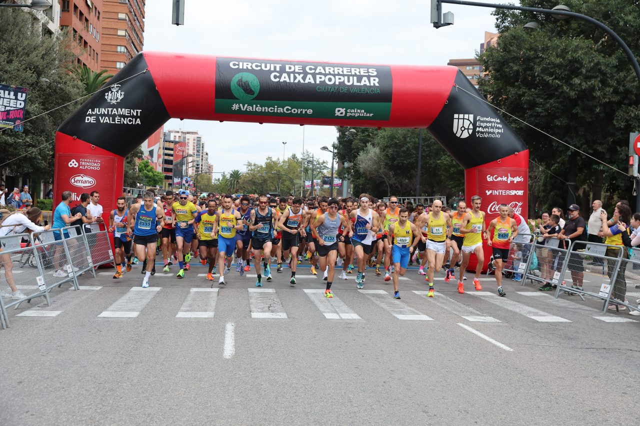 V Volta a Peu Runners Ciutat de Valencia 聚集了 Pla del Real 和 Eixample 区的 4,000 多名跑步者